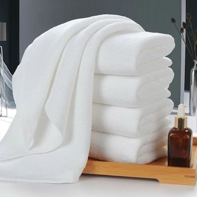 Luxuriöse weiße Farbe 100% Baumwollhandtuch Hotel benutzen Sie benutzerdefiniertes Logo